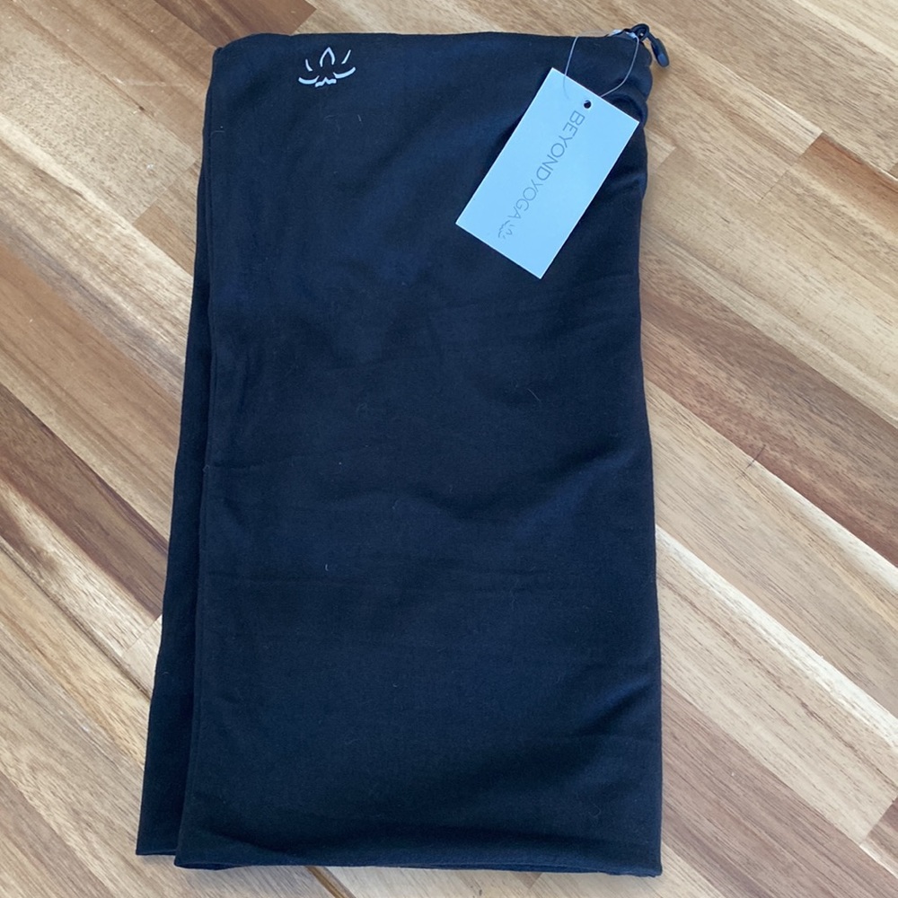 NWT Beyond Yoga Black Infinity Zipper Pouch Scarf